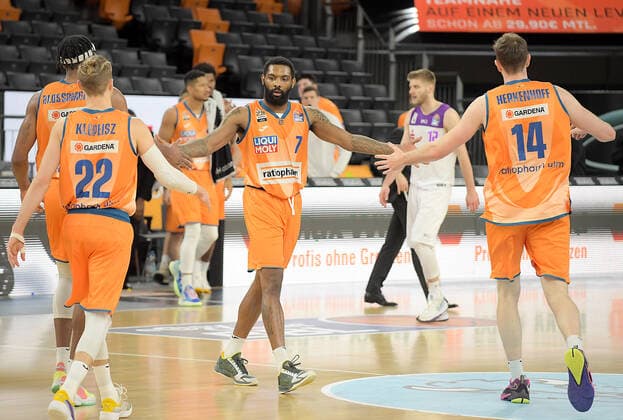 30.12.2021, xemx, Basketball BBL, rathiopharm Ulm - BG Goettingen emspor, v.l. Mannschaft, Spieler, enttaeuscht, enttaeuscht schauend nach Spielende, dissapointed at the end of the match Ulm