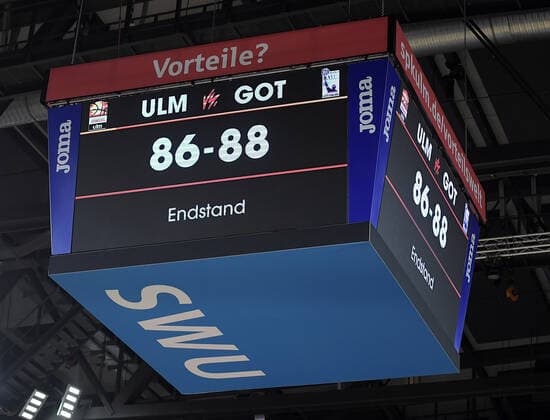 30.12.2021, xemx, Basketball BBL, rathiopharm Ulm - BG Goettingen emspor, v.l. Spielende Anzeigetafel Ulm
