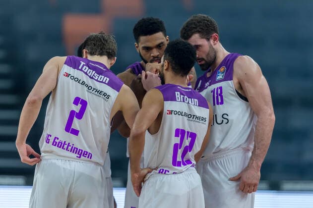 30.12.2021, Neu Ulm, Deutschland, ratiopharm Arena, ratiopharm ulm vs. BG Goettingen - Basketball Bundesliga, Jake Toolson (BG Goettingen), Stephen Brown Jr. (BG Goettingen) und Harper Kamp (BG Goettingen) gestikuliert, gestik (Foto H. Langer) Neu Ulm ratiopharm Arena Bayern Deutschland