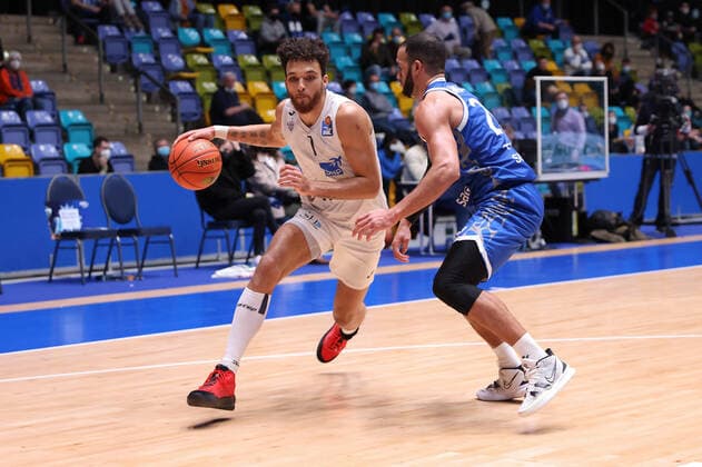 Fraport Skyliners - MLP Academics Heidelberg, easyCredit-BBL Brekkott Chapman (Heidelberg, 1) gegen Rasheed Moore (Fraport Skyliners, 20). Basketball-Spiel des easyCredit BBL zwischen den Fraport Skyliners und den MLP Academics Heidelberg am 30. Dezember 2021 in der Ballsporthalle in Frankfurt am Main., Frankfurt am Main Hessen Deutschland Ballsporthalle