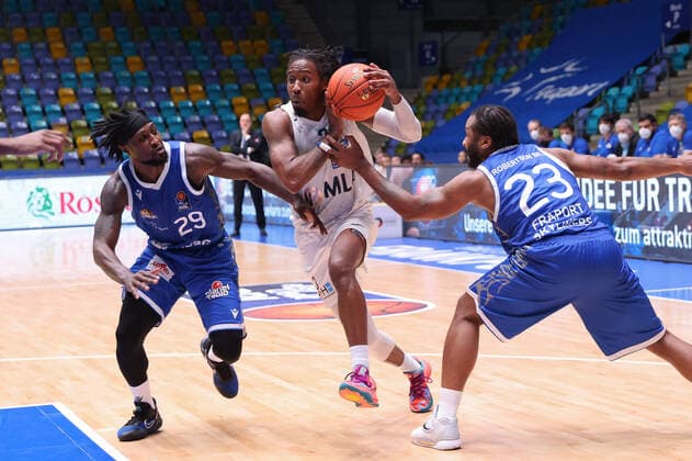 Fraport Skyliners - MLP Academics Heidelberg, easyCredit-BBL Robert Lowery Jr. (Heidelberg, 3) geht zwischen Will Cherry (Fraport Skyliners, 29) und Quantez Robertson (Fraport Skyliners, 23) hindurch. Basketball-Spiel des easyCredit BBL zwischen den Fraport Skyliners und den MLP Academics Heidelberg am 30. Dezember 2021 in der Ballsporthalle in Frankfurt am Main., Frankfurt am Main Hessen Deutschland Ballsporthalle