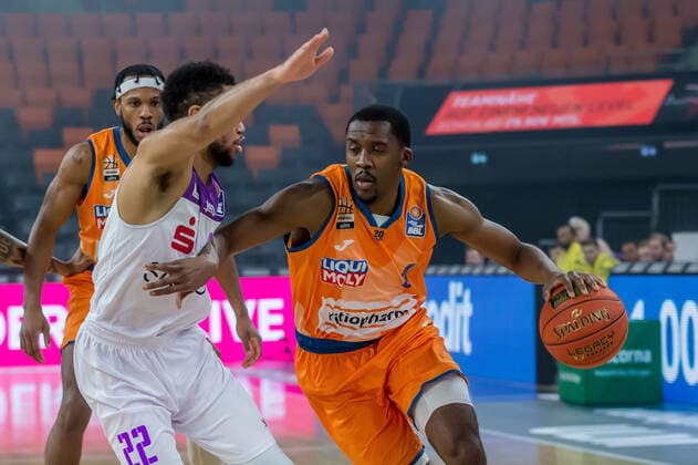 30.12.2021, Neu Ulm, Deutschland, ratiopharm Arena, ratiopharm ulm vs. BG Goettingen - Basketball Bundesliga, Stephen Brown Jr. (BG Goettingen) und Semaj Christon (ratiopharm ulm) im Zweikampf (Foto H. Langer) Neu Ulm ratiopharm Arena Bayern Deutschland