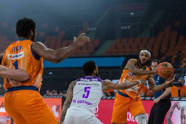 30.12.2021, Neu Ulm, Deutschland, ratiopharm Arena, ratiopharm ulm vs. BG Goettingen - Basketball Bundesliga, Christiano Felicio (ratiopharm ulm), Jeff Roberson (BG Goettingen) und Jaron Blossomgame (ratiopharm ulm) im Zweikampf (Foto H. Langer) Neu Ulm ratiopharm Arena Bayern Deutschland
