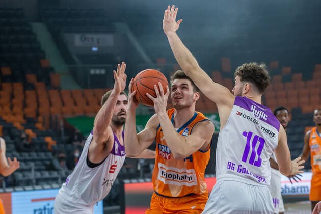 30.12.2021, Neu Ulm, Deutschland, ratiopharm Arena, ratiopharm ulm vs. BG Goettingen - Basketball Bundesliga, Fedor Zugic (ratiopharm ulm) und Haris Hujic (BG Goettingen) im Zweikampf (Foto H. Langer) Neu Ulm ratiopharm Arena Bayern Deutschland