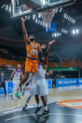 30.12.2021, Neu Ulm, Deutschland, ratiopharm Arena, ratiopharm ulm vs. BG Goettingen - Basketball Bundesliga, Jaron Blossomgame (ratiopharm ulm) und Kamar Baldwin (BG Goettingen) im Zweikampf (Foto H. Langer) Neu Ulm ratiopharm Arena Bayern Deutschland