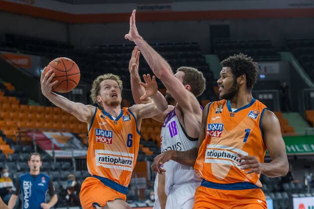 30.12.2021, Neu Ulm, Deutschland, ratiopharm Arena, ratiopharm ulm vs. BG Goettingen - Basketball Bundesliga, Per Guenther (ratiopharm ulm), Harper Kamp (BG Goettingen) und Christiano Felicio (ratiopharm ulm) im Zweikampf (Foto H. Langer) Neu Ulm ratiopharm Arena Bayern Deutschland