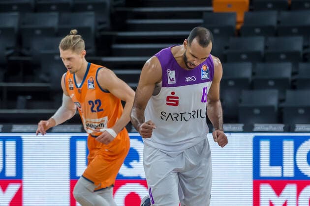 30.12.2021, Neu Ulm, Deutschland, ratiopharm Arena, ratiopharm ulm vs. BG Goettingen - Basketball Bundesliga, Akeem Vargas (BG Goettingen) gestikuliert, gestik (Foto H. Langer) Neu Ulm ratiopharm Arena Bayern Deutschland