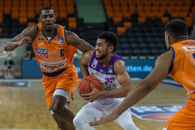 30.12.2021, Neu Ulm, Deutschland, ratiopharm Arena, ratiopharm ulm vs. BG Goettingen - Basketball Bundesliga, Semaj Christon (ratiopharm ulm), Stephen Brown Jr. (BG Goettingen) und Karim Jallow (ratiopharm ulm) im Zweikampf (Foto H. Langer) Neu Ulm ratiopharm Arena Bayern Deutschland