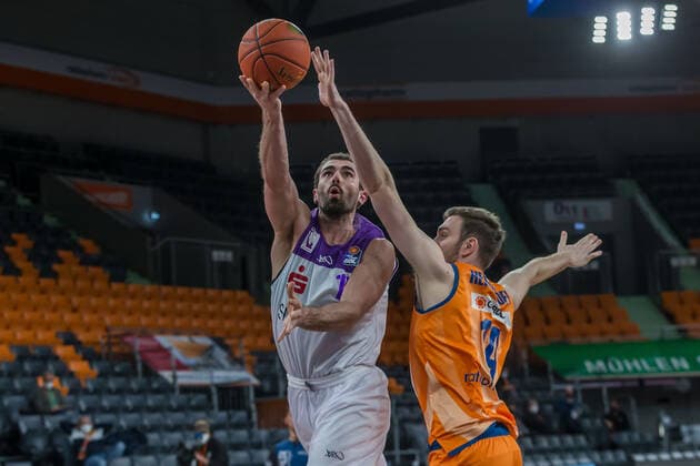 30.12.2021, Neu Ulm, Deutschland, ratiopharm Arena, ratiopharm ulm vs. BG Goettingen - Basketball Bundesliga, Harper Kamp (BG Goettingen) und Philipp Herkenhoff (ratiopharm ulm) im Zweikampf (Foto H. Langer) Neu Ulm ratiopharm Arena Bayern Deutschland