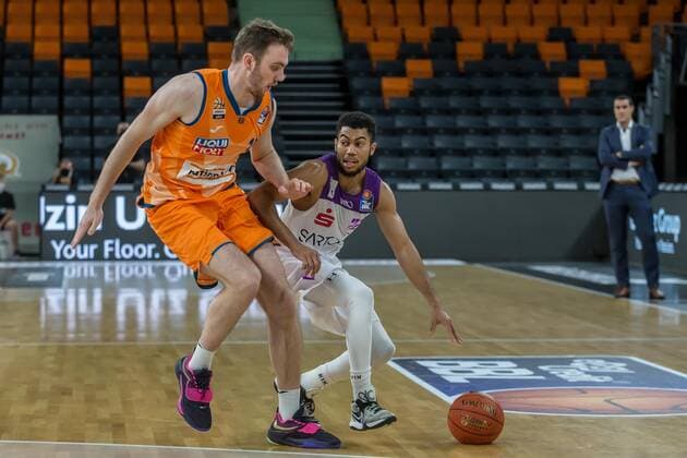 30.12.2021, Neu Ulm, Deutschland, ratiopharm Arena, ratiopharm ulm vs. BG Goettingen - Basketball Bundesliga, Philipp Herkenhoff (ratiopharm ulm) und Stephen Brown Jr. (BG Goettingen) im Zweikampf (Foto H. Langer) Neu Ulm ratiopharm Arena Bayern Deutschland