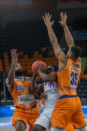 30.12.2021, Neu Ulm, Deutschland, ratiopharm Arena, ratiopharm ulm vs. BG Goettingen - Basketball Bundesliga, Sindarius Thornwell (ratiopharm ulm), Kamar Baldwin (BG Goettingen) und Karim Jallow (ratiopharm ulm) im Zweikampf (Foto H. Langer) Neu Ulm ratiopharm Arena Bayern Deutschland
