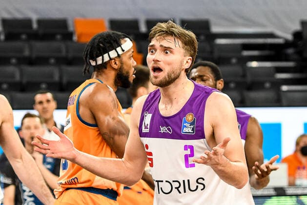 Sport Bilder des Tages GER, BBL, ratiopharm ulm vs BG Göttingen Goettingen 30.12.2021, ratiopharm arena, Neu-Ulm, GER, BBL, ratiopharm ulm vs BG Göttingen Goettingen, im Bild Jake Toolson (Goettingen, 2) hadert lautstark mit einer Schiedsrichterentscheidung