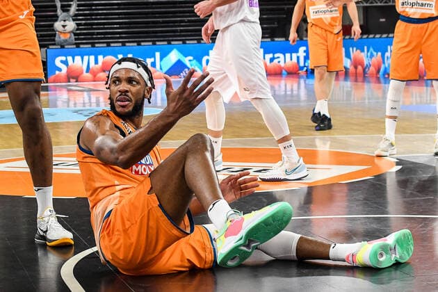 GER, BBL, ratiopharm ulm vs BG Göttingen Goettingen 30.12.2021, ratiopharm arena, Neu-Ulm, GER, BBL, ratiopharm ulm vs BG Göttingen Goettingen, im Bild Jaron Blossomgame (Ulm, 4) ging im Zweikampf zu Boden und reklamiert beim Schiedsrichter
