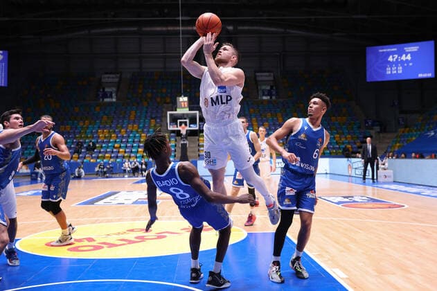 Fraport Skyliners - MLP Academics Heidelberg, easyCredit-BBL Foul von Leon Friederici (Heidelberg, 30) an Brancou Badio (Fraport Skyliners, 8). Basketball-Spiel des easyCredit BBL zwischen den Fraport Skyliners und den MLP Academics Heidelberg am 30. Dezember 2021 in der Ballsporthalle in Frankfurt am Main., Frankfurt am Main Hessen Deutschland Ballsporthalle