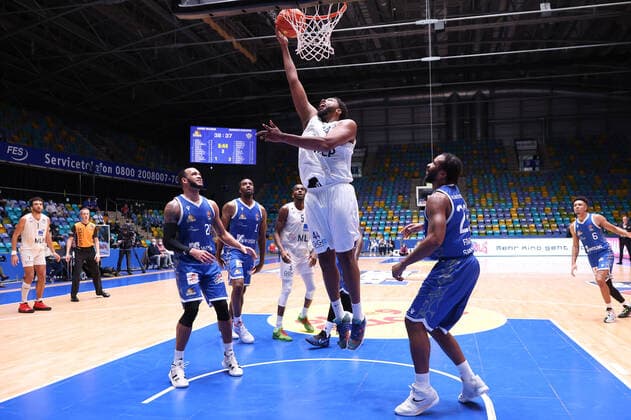 Fraport Skyliners - MLP Academics Heidelberg, easyCredit-BBL Korbleger von Keith Wright (Heidelberg, 44). Basketball-Spiel des easyCredit BBL zwischen den Fraport Skyliners und den MLP Academics Heidelberg am 30. Dezember 2021 in der Ballsporthalle in Frankfurt am Main., Frankfurt am Main Hessen Deutschland Ballsporthalle