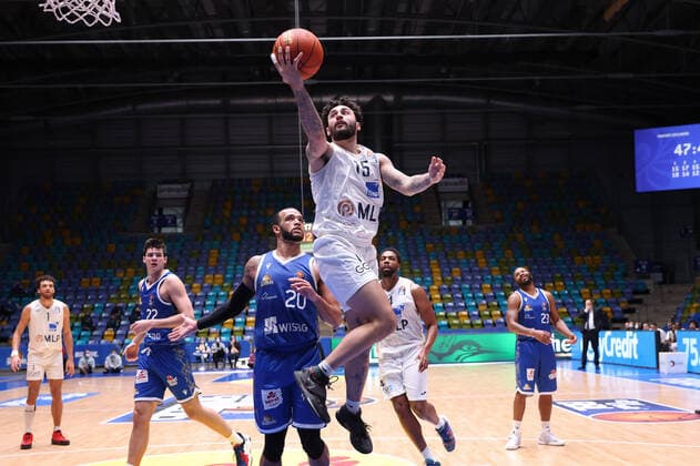 Fraport Skyliners - MLP Academics Heidelberg, easyCredit-BBL Korbleger von Jordan Geist (Heidelberg, 15) gegen Rasheed Moore (Fraport Skyliners, 20). Basketball-Spiel des easyCredit BBL zwischen den Fraport Skyliners und den MLP Academics Heidelberg am 30. Dezember 2021 in der Ballsporthalle in Frankfurt am Main., Frankfurt am Main Hessen Deutschland Ballsporthalle