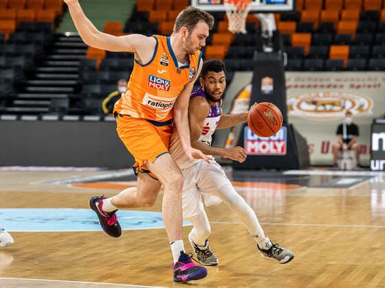 Stephen Brown Jr. (BG Goettingen, 22) im Zweikampf mit Philipp Herkenhoff (Ratiopharm Ulm, 14), Ratiopharm Ulm vs. BG Goettingen, easycredit 1. Bundesliga, Basketball, Herren, 30.12.2021 Ratiopharm Ulm vs. BG Goettingen, easycredit 1. Bundesliga, Basketball, Herren, 30.12.2021 Neu-Ulm Copyright: xMichaelxSchmidt Eibner-Pressefotx EP_MST