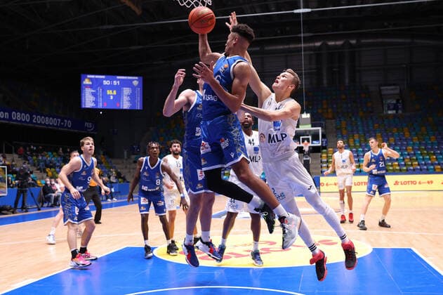 Fraport Skyliners - MLP Academics Heidelberg, easyCredit-BBL Len Adam Schoormann (Fraport Skyliners, 6) holt den Rebound gegen Niklas Würzner (Heidelberg, 2) Basketball-Spiel des easyCredit BBL zwischen den Fraport Skyliners und den MLP Academics Heidelberg am 30. Dezember 2021 in der Ballsporthalle in Frankfurt am Main., Frankfurt am Main Hessen Deutschland Ballsporthalle