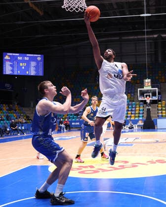 Fraport Skyliners - MLP Academics Heidelberg, easyCredit-BBL Korbleger von Keith Wright (Heidelberg, 44) gegen Lorenz Brenneke (Fraport Skyliners, 21). Basketball-Spiel des easyCredit BBL zwischen den Fraport Skyliners und den MLP Academics Heidelberg am 30. Dezember 2021 in der Ballsporthalle in Frankfurt am Main., Frankfurt am Main Hessen Deutschland Ballsporthalle