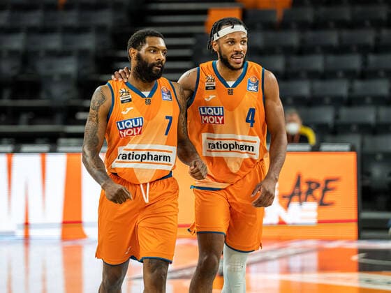 Jaron Blossomgame (Ratiopharm Ulm, 04) und Sindarius Thornwell (Ratiopharm Ulm, 07) jubel gemeinsam nach einem Korb, Ratiopharm Ulm vs. BG Goettingen, easycredit 1. Bundesliga, Basketball, Herren, 30.12.2021 Ratiopharm Ulm vs. BG Goettingen, easycredit 1. Bundesliga, Basketball, Herren, 30.12.2021 Neu-Ulm Copyright: xMichaelxSchmidt Eibner-Pressefotx EP_MST