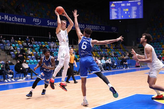 Fraport Skyliners - MLP Academics Heidelberg, easyCredit-BBL Niklas Würzner (Heidelberg, 2) gegen Len Adam Schoormann (Fraport Skyliners, 6). Basketball-Spiel des easyCredit BBL zwischen den Fraport Skyliners und den MLP Academics Heidelberg am 30. Dezember 2021 in der Ballsporthalle in Frankfurt am Main., Frankfurt am Main Hessen Deutschland Ballsporthalle