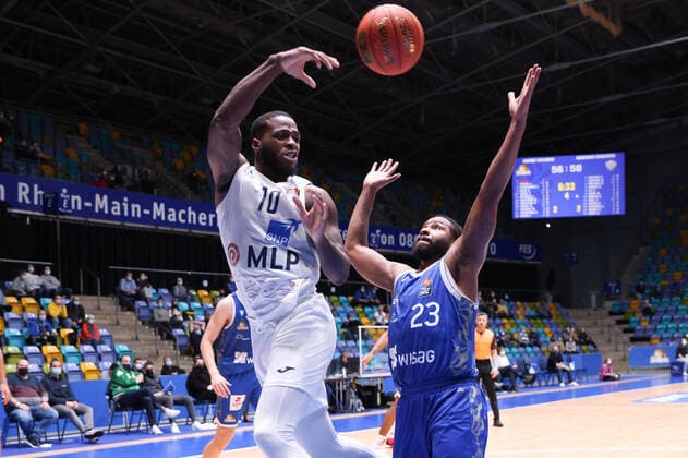 Sport Bilder des Tages Fraport Skyliners - MLP Academics Heidelberg, easyCredit-BBL Kelvin Martin (Heidelberg, 10) gegen Quantez Robertson (Fraport Skyliners, 23). Basketball-Spiel des easyCredit BBL zwischen den Fraport Skyliners und den MLP Academics Heidelberg am 30. Dezember 2021 in der Ballsporthalle in Frankfurt am Main., Frankfurt am Main Hessen Deutschland Ballsporthalle