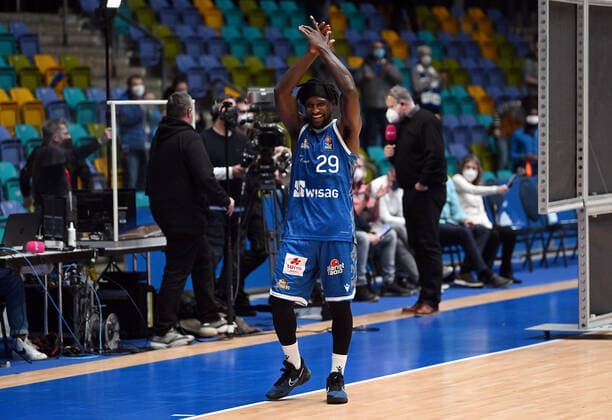 30.12.2021, xjhx, Basketball BBL Bundesliga, Frankfurt Skyliners - MLP Academics Heidelberg emspor, v.l. Will Cherry (Fraport Skyliners Frankfurt) bedankt bedanken sich bei den Fans Frankfurt am Main