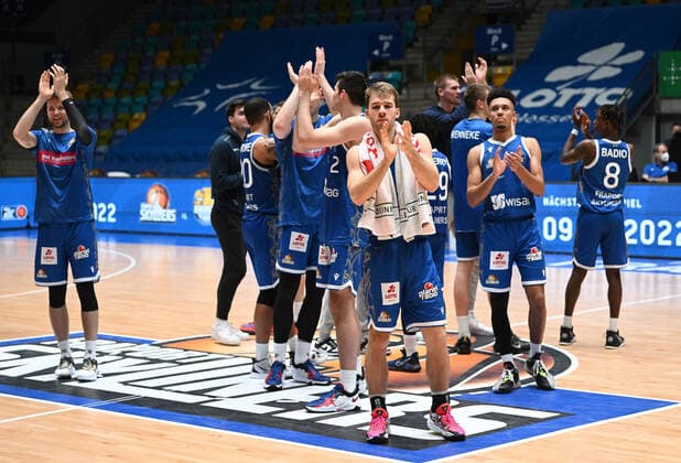 30.12.2021, xjhx, Basketball BBL Bundesliga, Frankfurt Skyliners - MLP Academics Heidelberg emspor, v.l. Felix Hecker (Fraport Skyliners Frankfurt) und Team bedankt bedanken sich bei den Fans Frankfurt am Main