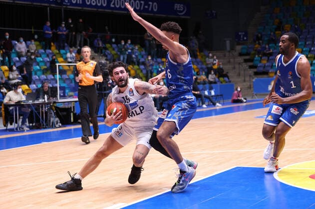 Fraport Skyliners - MLP Academics Heidelberg, easyCredit-BBL Jordan Geist (Heidelberg, 15) kommt nicht an Len Adam Schoormann (Fraport Skyliners, 6) vorbei. Basketball-Spiel des easyCredit BBL zwischen den Fraport Skyliners und den MLP Academics Heidelberg am 30. Dezember 2021 in der Ballsporthalle in Frankfurt am Main., Frankfurt am Main Hessen Deutschland Ballsporthalle