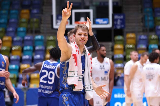 Fraport Skyliners - MLP Academics Heidelberg, easyCredit-BBL Felix Hecker (Fraport Skyliners, 98) jubelt den wenigen Fans zu. Basketball-Spiel des easyCredit BBL zwischen den Fraport Skyliners und den MLP Academics Heidelberg am 30. Dezember 2021 in der Ballsporthalle in Frankfurt am Main., Frankfurt am Main Hessen Deutschland Ballsporthalle