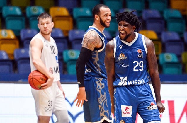 Sport Bilder des Tages 30.12.2021, xjhx, Basketball BBL Bundesliga, Frankfurt Skyliners - MLP Academics Heidelberg emspor, v.l. Lorenz Brenneke (Fraport Skyliners Frankfurt), Will Cherry (Fraport Skyliners Frankfurt) mit dem siegwurf Frankfurt am Main