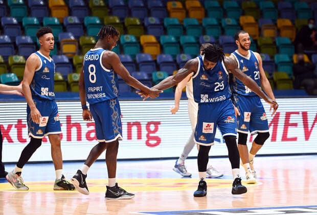 30.12.2021, xjhx, Basketball BBL Bundesliga, Frankfurt Skyliners - MLP Academics Heidelberg emspor, v.l. Brancou Badio (Fraport Skyliners Frankfurt), Will Cherry (Fraport Skyliners Frankfurt) mit dem siegwurf Frankfurt am Main