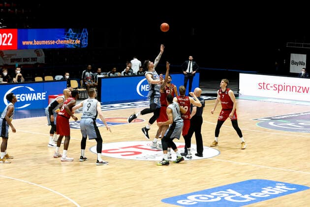 30.12.2021, easyCredit Basketball Bundesliga, BBL, Saison 2021 2022, Herren, Chemnitz Niners - HAKRO Merlins Crailsheim Tippoff, Bogdan Radosavljevic, HAKRO Merlins Crailsheim Chemnitz Messe Chemnitz Sachsen Germany