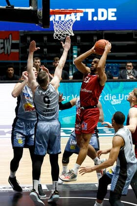 30.12.2021, easyCredit Basketball Bundesliga, BBL, Saison 2021 2022, Herren, Chemnitz Niners - HAKRO Merlins Crailsheim Trent Lockett, Niners Chemnitz, Fabian Bleck, HAKRO Merlins Crailsheim Chemnitz Messe Chemnitz Sachsen Germany