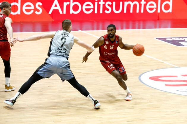 30.12.2021, easyCredit Basketball Bundesliga, BBL, Saison 2021 2022, Herren, Chemnitz Niners - HAKRO Merlins Crailsheim Fabian Bleck, HAKRO Merlins Crailsheim, Frantz Massenat, Niners Chemnitz Chemnitz Messe Chemnitz Sachsen Germany