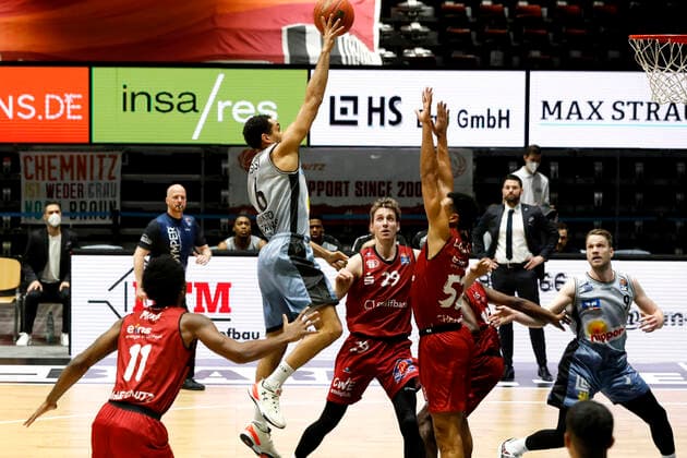 30.12.2021, easyCredit Basketball Bundesliga, BBL, Saison 2021 2022, Herren, Chemnitz Niners - HAKRO Merlins Crailsheim Elias Lasisi, HAKRO Merlins Crailsheim Chemnitz Messe Chemnitz Sachsen Germany
