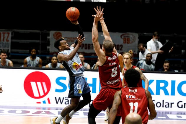 30.12.2021, easyCredit Basketball Bundesliga, BBL, Saison 2021 2022, Herren, Chemnitz Niners - HAKRO Merlins Crailsheim T. J. Shorts, HAKRO Merlins Crailsheim, Jan Niklas Wimberg, Niners Chemnitz Chemnitz Messe Chemnitz Sachsen Germany