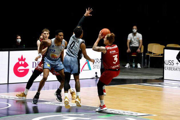 30.12.2021, easyCredit Basketball Bundesliga, BBL, Saison 2021 2022, Herren, Chemnitz Niners - HAKRO Merlins Crailsheim Malte Ziegenhagen, Niners Chemnitz, T. J. Shorts, HAKRO Merlins Crailsheim Chemnitz Messe Chemnitz Sachsen Germany