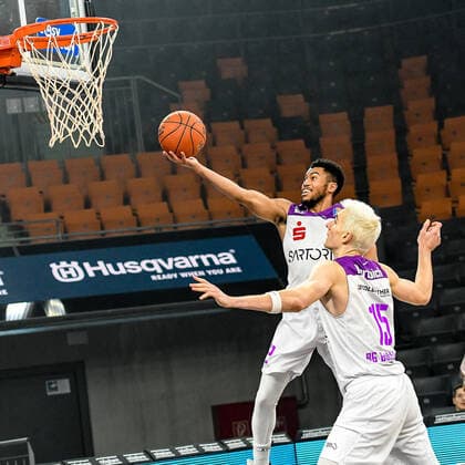 GER, BBL, ratiopharm ulm vs BG Göttingen Goettingen 30.12.2021, ratiopharm arena, Neu-Ulm, GER, BBL, ratiopharm ulm vs BG Göttingen Goettingen, im Bild Stephen Brown Jr. (Goettingen, 22) punktet, Philipp Hartwich (Goettingen, 15)