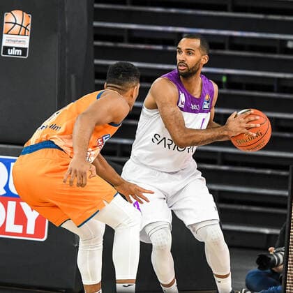 GER, BBL, ratiopharm ulm vs BG Göttingen Goettingen 30.12.2021, ratiopharm arena, Neu-Ulm, GER, BBL, ratiopharm ulm vs BG Göttingen Goettingen, im Bild Akeem Vargas (Goettingen, 8)