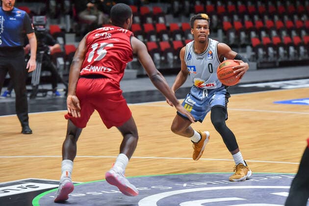 Chemnitz, Deutschland 30. Dezember 2021: 1.BBL - 2021 2022 - Niners Chemnitz vs. Hakro Merlins Crailsheim v. li. im Zweikampf Frantz Massenat (Chemnitz) und T.J. Shorts II (Crailsheim) Messe Chemnitz Sachsen Copyright: xFotostandx xDostmannx