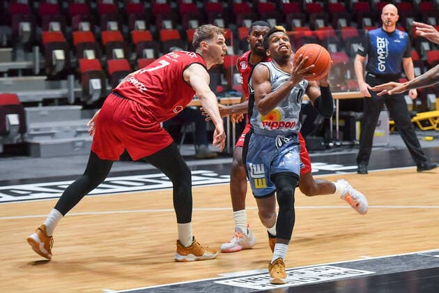 Chemnitz, Deutschland 30. Dezember 2021: 1.BBL - 2021 2022 - Niners Chemnitz vs. Hakro Merlins Crailsheim v. li. im Zweikampf Jonas Richter (Chemnitz), Frantz Massenat (Chemnitz) und T.J. Shorts II (Crailsheim) Messe Chemnitz Sachsen Copyright: xFotostandx xDostmannx