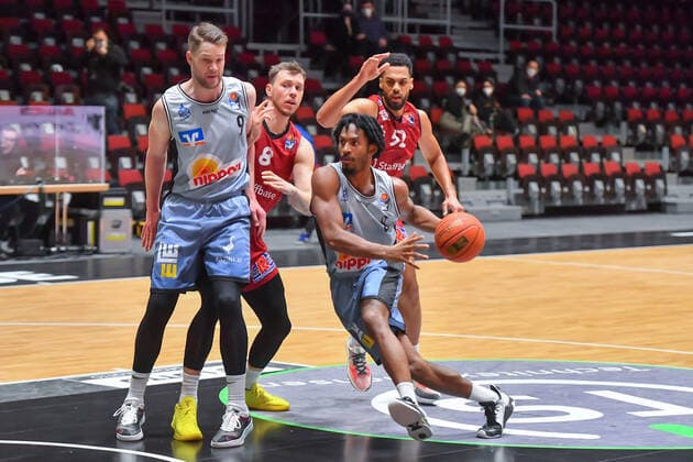 Sport Bilder des Tages Chemnitz, Deutschland 30. Dezember 2021: 1.BBL - 2021 2022 - Niners Chemnitz vs. Hakro Merlins Crailsheim v. li. im Zweikampf Fabian Bleck (Crailsheim), Jan Niklas Wimberg (Chemnitz), Trent Lockett (Chemnitz) und Terrell Harris (Crailsheim) Messe Chemnitz Sachsen Copyright: xFotostandx xDostmannx