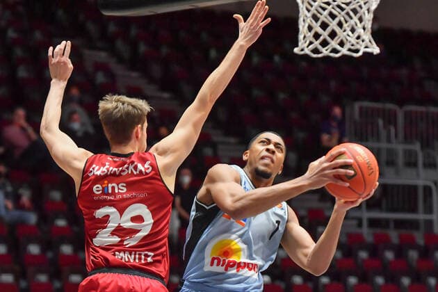 Chemnitz, Deutschland 30. Dezember 2021: 1.BBL - 2021 2022 - Niners Chemnitz vs. Hakro Merlins Crailsheim v. li. im Zweikampf Mindaugas Susinskas (Chemnitz) und Jaren Lewis (Crailsheim) beim Korbleger Messe Chemnitz Sachsen Copyright: xFotostandx xDostmannx