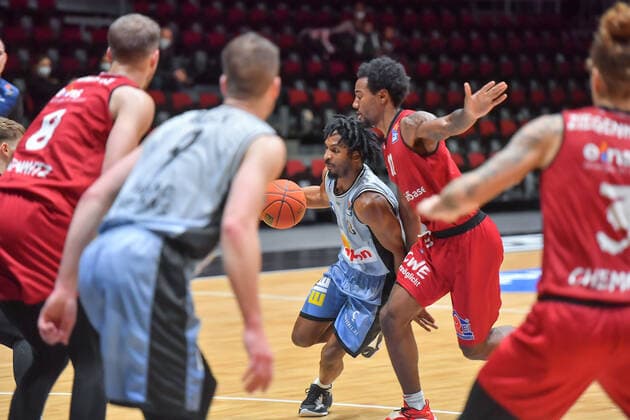 Chemnitz, Deutschland 30. Dezember 2021: 1.BBL - 2021 2022 - Niners Chemnitz vs. Hakro Merlins Crailsheim v. li. im Zweikampf Terrell Harris (Crailsheim) und Isiaha Mike (Chemnitz) Messe Chemnitz Sachsen Copyright: xFotostandx xDostmannx