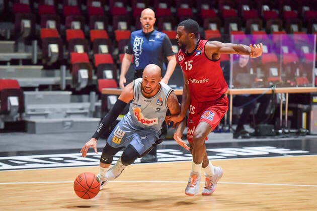 Chemnitz, Deutschland 30. Dezember 2021: 1.BBL - 2021 2022 - Niners Chemnitz vs. Hakro Merlins Crailsheim v. li. im Zweikampf Maurice Stuckey (Crailsheim) und Frantz Massenat (Chemnitz) Messe Chemnitz Sachsen Copyright: xFotostandx xDostmannx