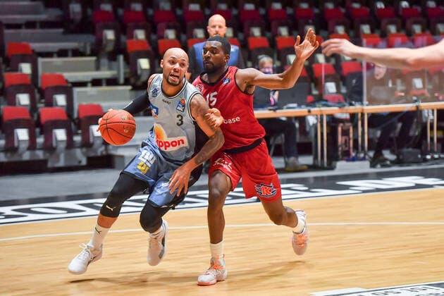 Chemnitz, Deutschland 30. Dezember 2021: 1.BBL - 2021 2022 - Niners Chemnitz vs. Hakro Merlins Crailsheim v. li. im Zweikampf Maurice Stuckey (Crailsheim) und Frantz Massenat (Chemnitz) Messe Chemnitz Sachsen Copyright: xFotostandx xDostmannx