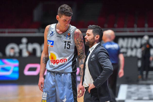 Chemnitz, Deutschland 30. Dezember 2021: 1.BBL - 2021 2022 - Niners Chemnitz vs. Hakro Merlins Crailsheim Bogdan Radosavljevic (Crailsheim) und Trainer Sebastian Gleim (Crailsheim) besprechen sich. Messe Chemnitz Sachsen Copyright: xFotostandx xDostmannx