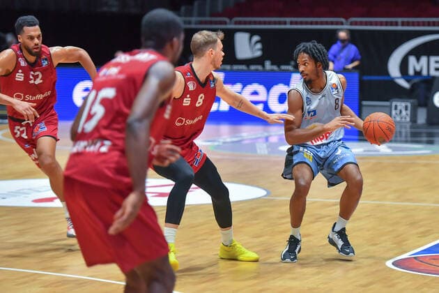 Chemnitz, Deutschland 30. Dezember 2021: 1.BBL - 2021 2022 - Niners Chemnitz vs. Hakro Merlins Crailsheim v. li. im Zweikampf Jan Niklas Wimberg (Chemnitz) und Terrell Harris (Crailsheim) Messe Chemnitz Sachsen Copyright: xFotostandx xDostmannx