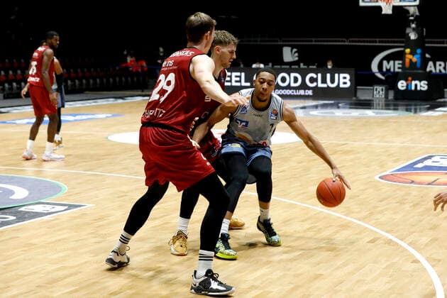 30.12.2021, easyCredit Basketball Bundesliga, BBL, Saison 2021 2022, Herren, Chemnitz Niners - HAKRO Merlins Crailsheim Mindaugas Susinskas, Niners Chemnitz, Jaren Lewis, HAKRO Merlins Crailsheim Chemnitz Messe Chemnitz Sachsen Germany